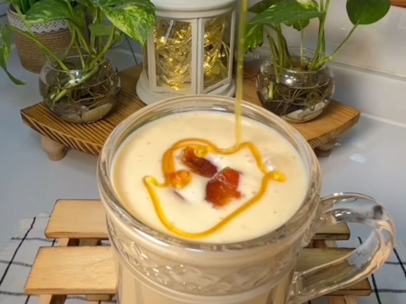 سموذي الموز والتمر باللوز