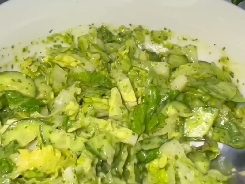 سلطة خضراء بصوص الأفوكادو
