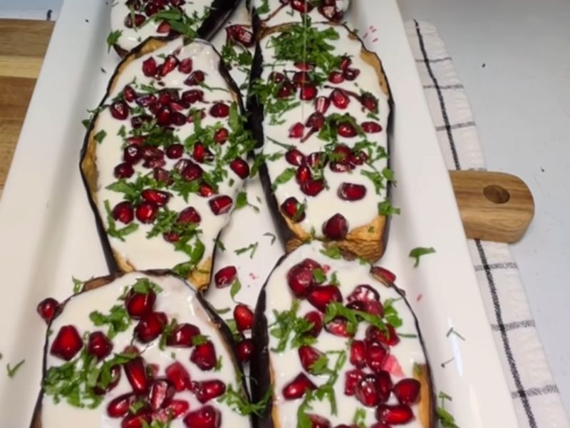 باذنجان مشوي بصوص الزبادي والطحينة